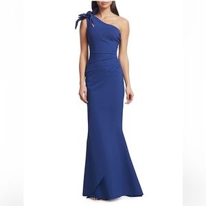 NWT Chiara Boni La Petite Robe Gosia One Shoulder Gown
$995 size 4